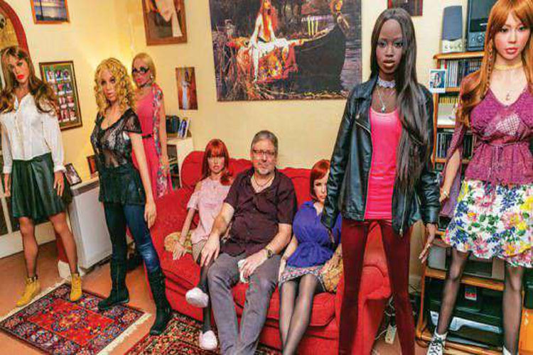 a guy living with bunch of sex dolls